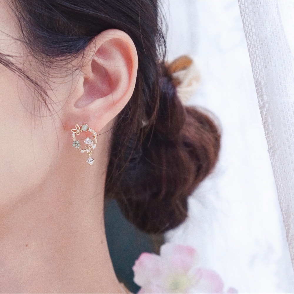 Flower Earrings, Wreath Earrings bee earrings - Picture 6 of 6